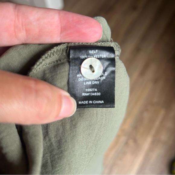 Evereve 1/4 Button Down Blouse in Green-Size Small - Picture 7 of 8